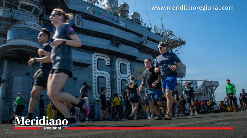 ejercicios navales en el USS Nimitz con tripulación realizando entrenamiento físico en portaaviones de Estados Unidos