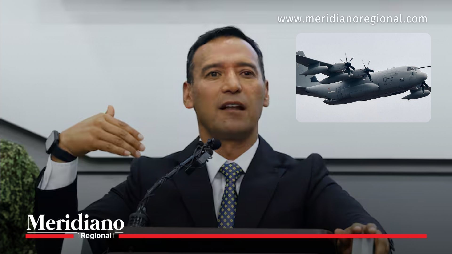 El Ministro de Defensa, Pedro Sánchez, da declaraciones sobre la situación de la flota de aviones Hércules de la Fuerza Aérea Colombiana, con un avión modelo Hércules en la imagen de fondo.