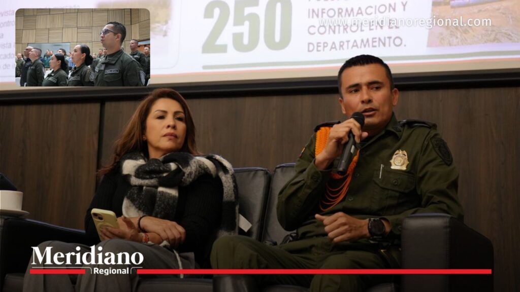 Coronel de la Policía Nacional Miguel Fernando Sastoque Segura dando declaraciones durante la Rendición de Cuentas 2025 en el Cauca, acompañado de otros funcionarios y miembros de la comunidad.