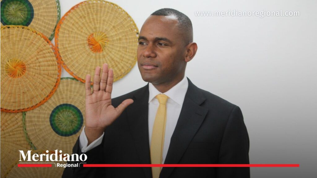 Axcan Duque jurando como viceministro del Ministerio de la Igualdad, con fondo de elementos tradicionales colombianos.