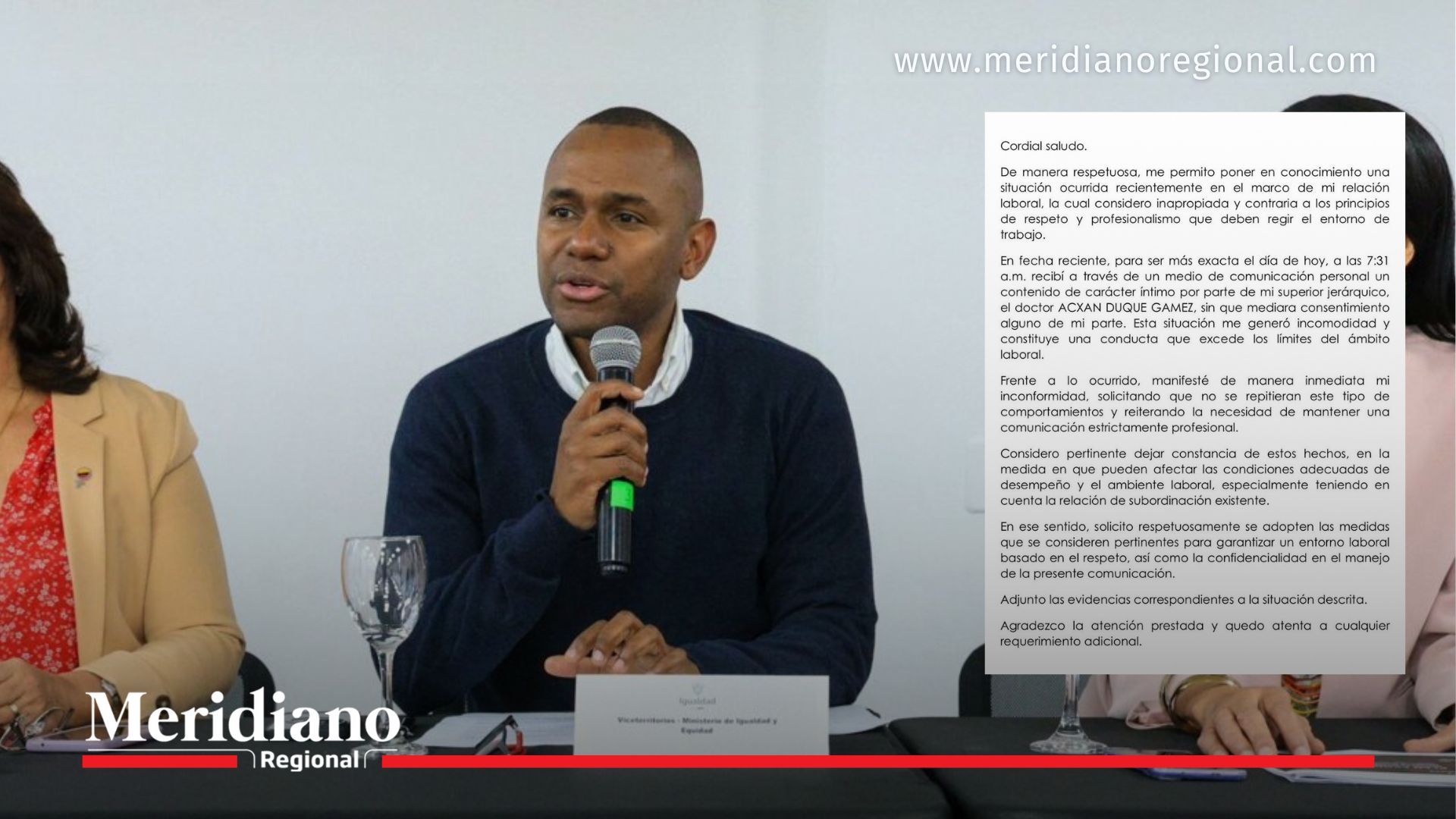Axcan Duque, viceministro del Ministerio de la Igualdad, acompañado de la carta de renuncia presentada tras la denuncia de acoso sexual que ha sacudido su gestión.