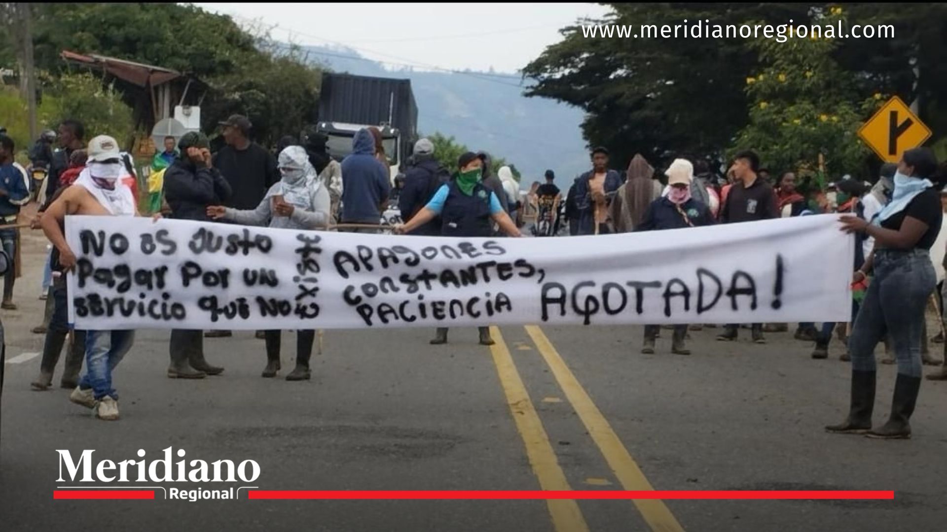 Comunidades bloquean la vía Panamericana en El Pital, Cauca, para exigir soluciones ante constantes fallas en el servicio de energía.