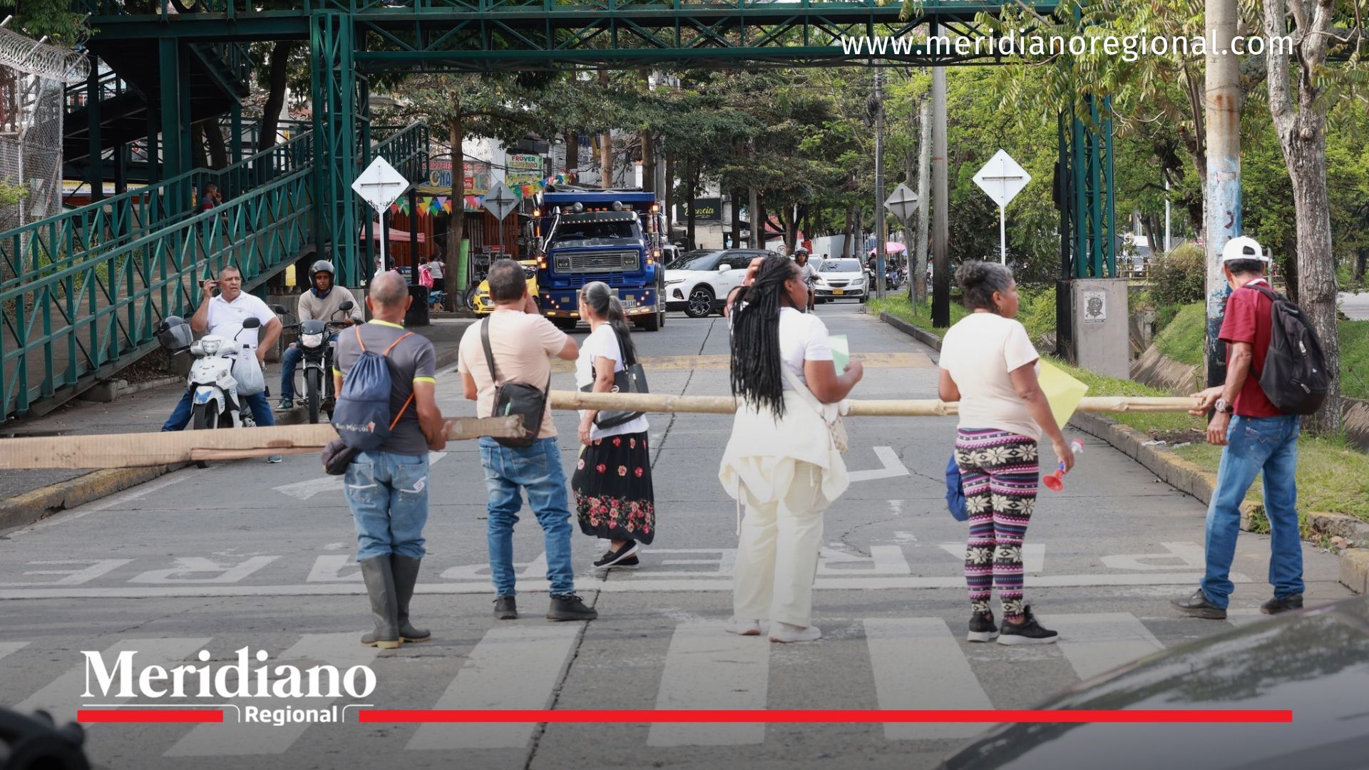 Comunidades bloquean una vía en Cali en protesta por la falta de agua en la comuna 20.