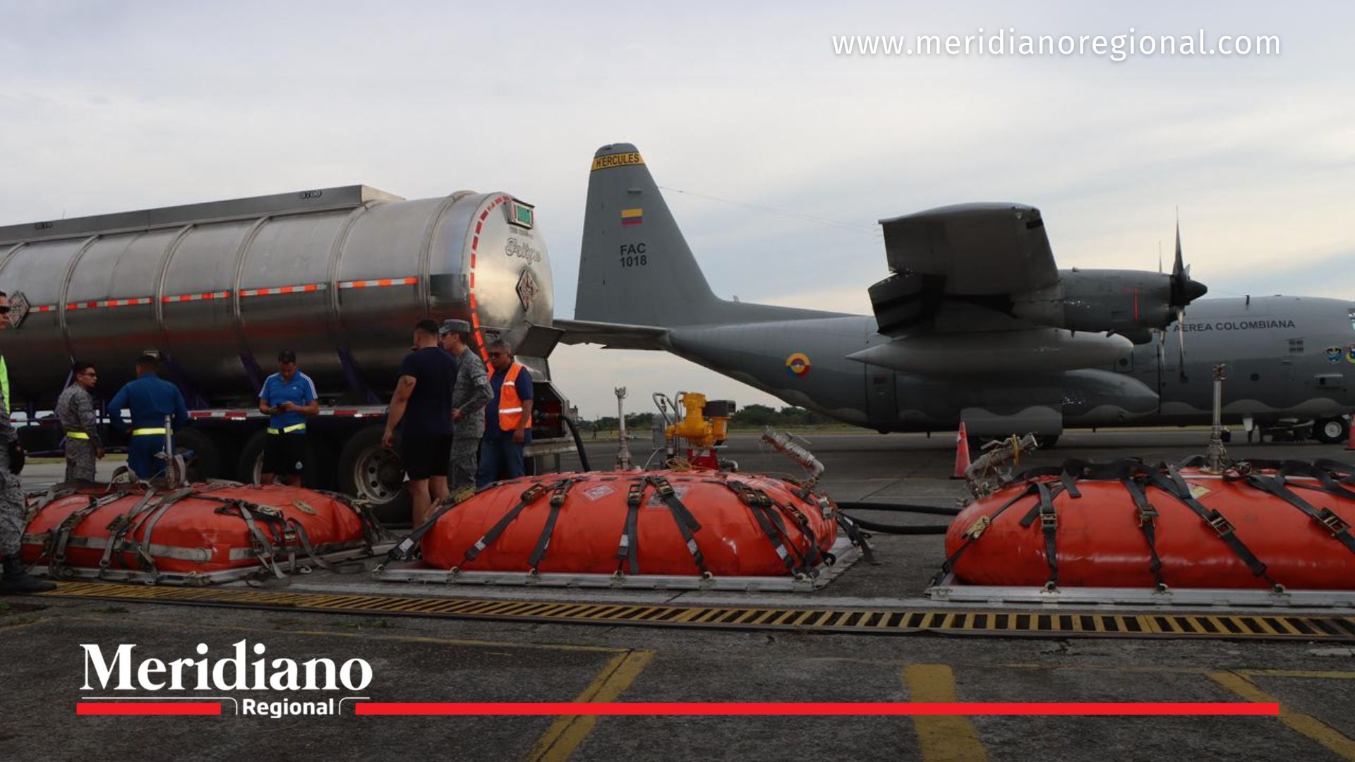 Avión Hércules de la Fuerza Aeroespacial Colombiana durante operación de carga en pista.