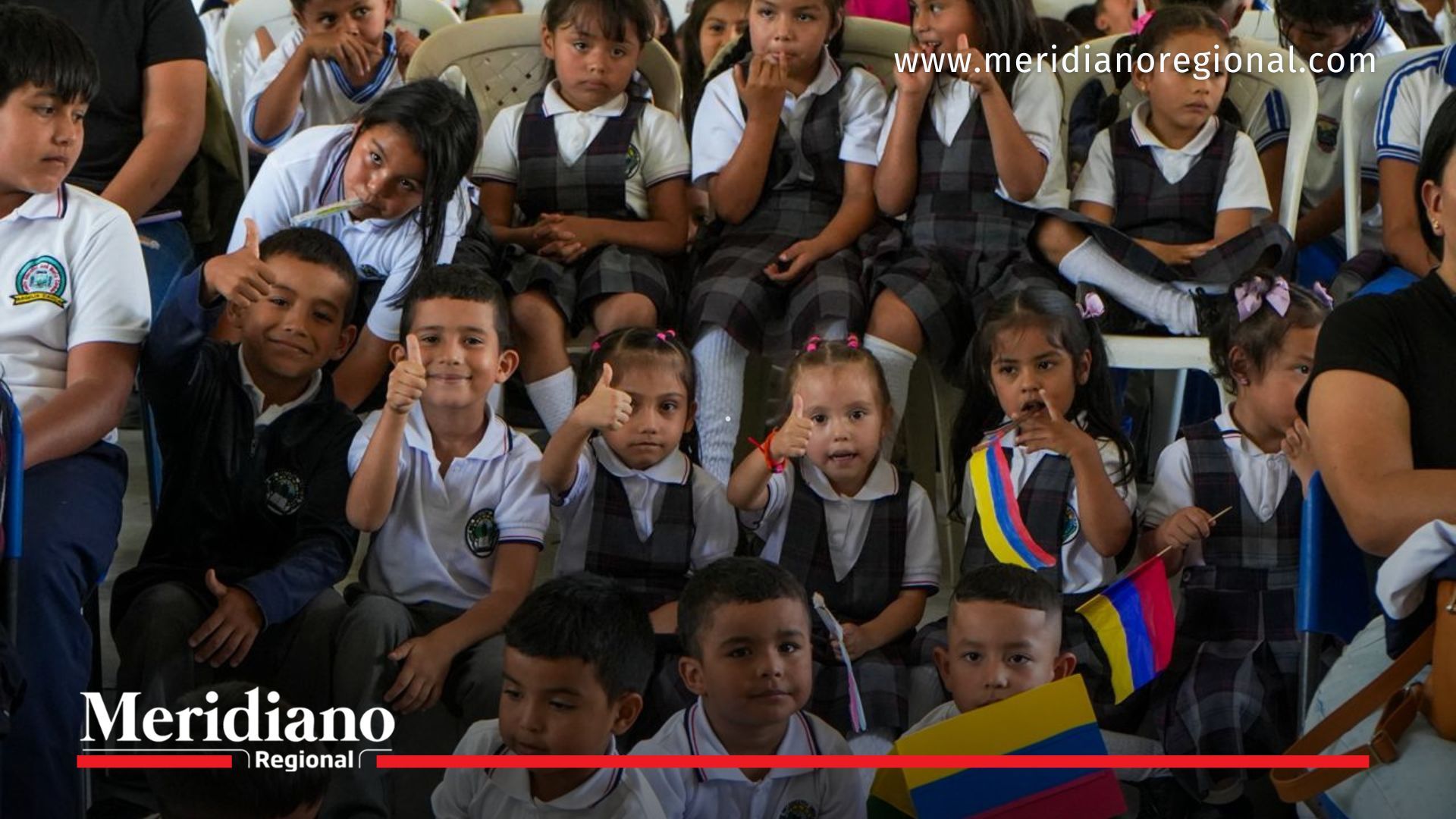 Niños y niñas de instituciones educativas en Argelia, Cauca, participan en la jornada de entrega de 500 kits escolares liderada por la Gobernación del Cauca y la gestora social María Victoria Guzmán.