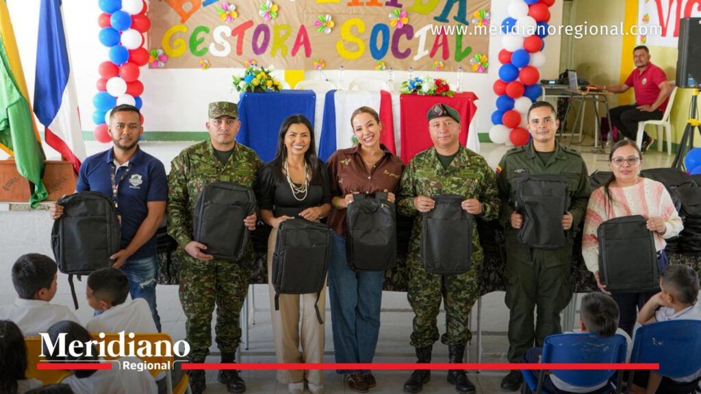 María Victoria Guzmán y Ejército Nacional durante entrega de 500 kits escolares en Argelia Cauca por la Gobernación del Cauca en programa Cafeciendo Sueños.