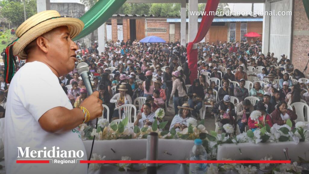 Wilman Tumbo en encuentro comunitario en el Cauca - Meridiano Regional Wilman Tumbo hablando ante comunidades indígenas en el Cauca durante encuentro rumbo al Senado por la Circunscripción Especial Indígena