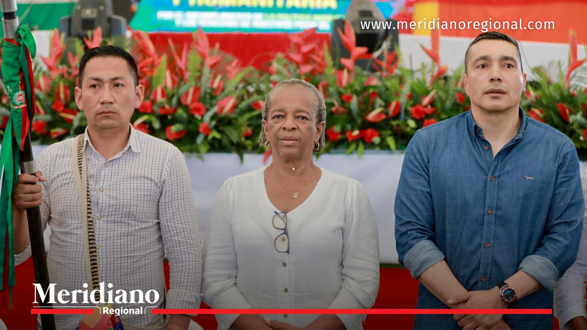 La secretaria de Educación del Cauca, Ronda Carabalí, y el gobernador Octavio Guzmán participan en la minga social, política y humanitaria realizada en el territorio ancestral Kwet Kina, en Caldono, donde se acordó el nombramiento de 114 docentes para fortalecer la educación indígena en el Cauca.