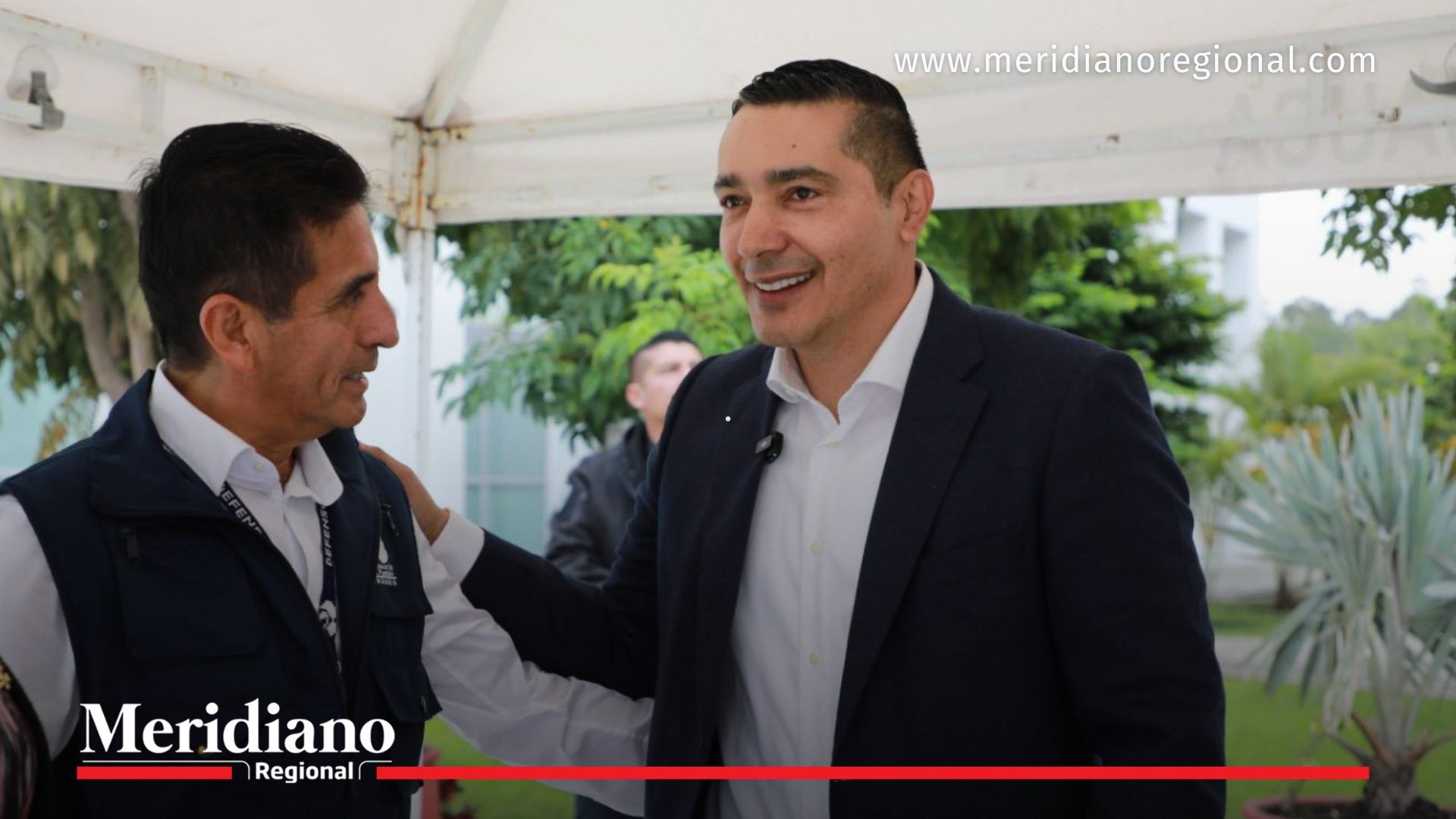 El gobernador del Cauca, Octavio Guzmán, conversa con funcionarios durante la apertura de la jornada electoral en el departamento, en medio del despliegue institucional para garantizar seguridad y normalidad en los comicios.