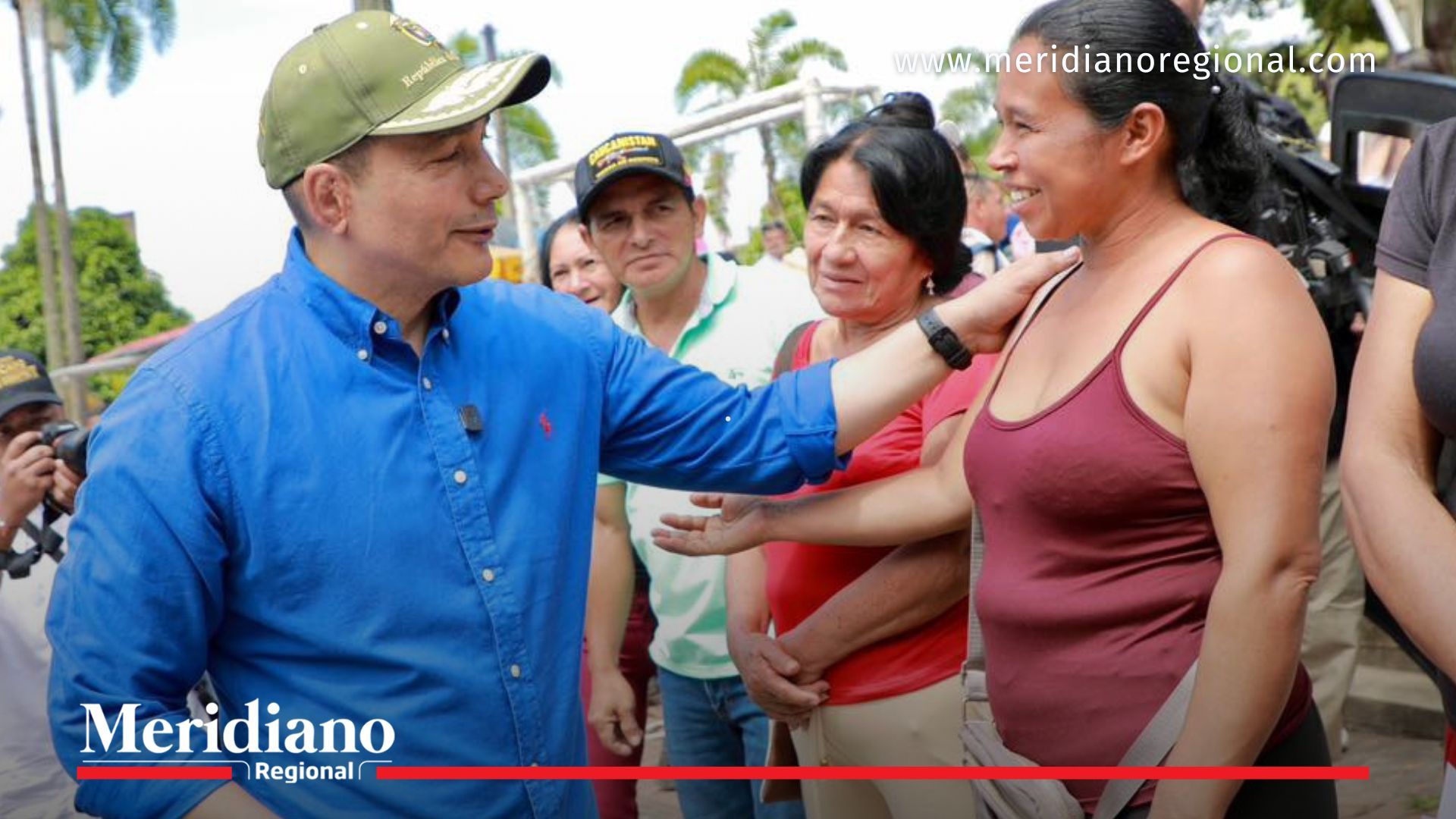 El gobernador del Cauca, Octavio Guzmán, conversa con habitantes de Sucre Cauca durante una jornada institucional en la que la Gobernación del Cauca presentó iniciativas para fortalecer el desarrollo rural, mejorar las vías y apoyar los programas productivos del municipio.