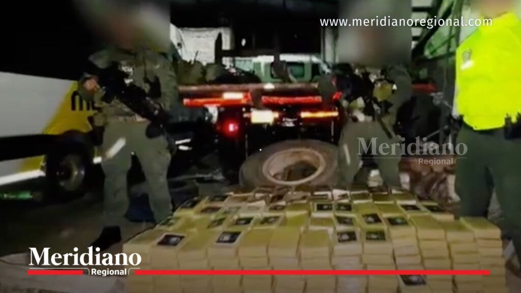 Paquetes de cocaína incautados por la Policía en taller de Cali donde estaban ocultos bajo tierra