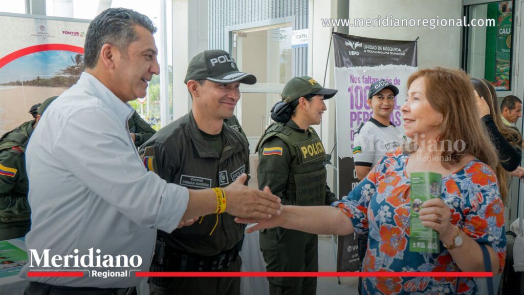 Semana Santa Popayán: alcalde Juan Carlos Muñoz Bravo saluda a visitante durante jornada de bienvenida en el aeropuerto