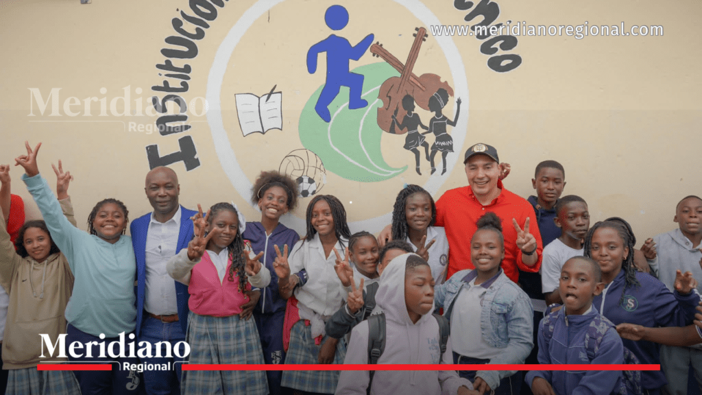 Octavio Guzmán en Guachené con estudiantes y alcalde durante visita institucional en el Cauca