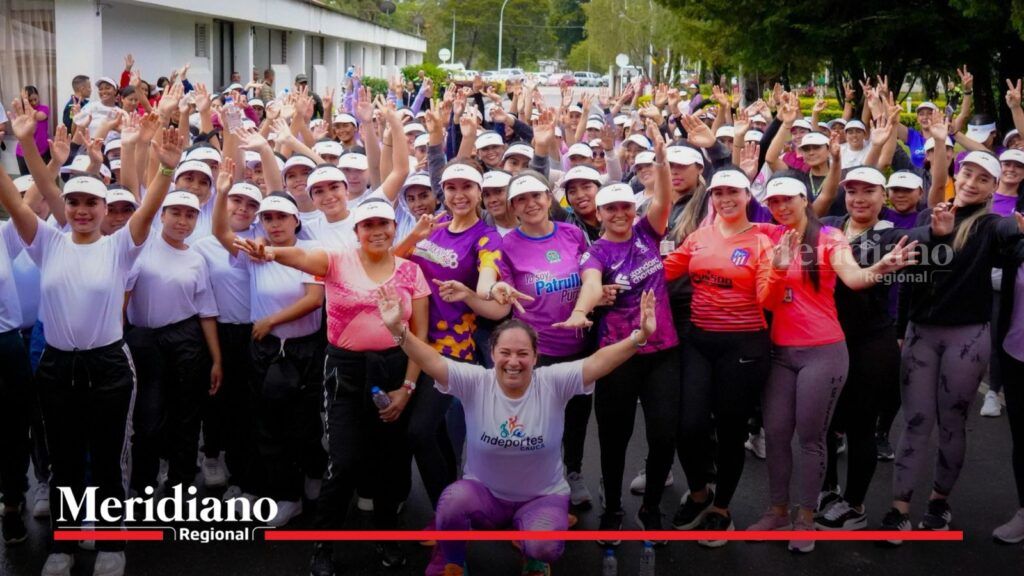 María Victoria Guzmán junto a grupo de mujeres en jornada de actividad física en Popayán promoviendo deporte y bienestar comunitario