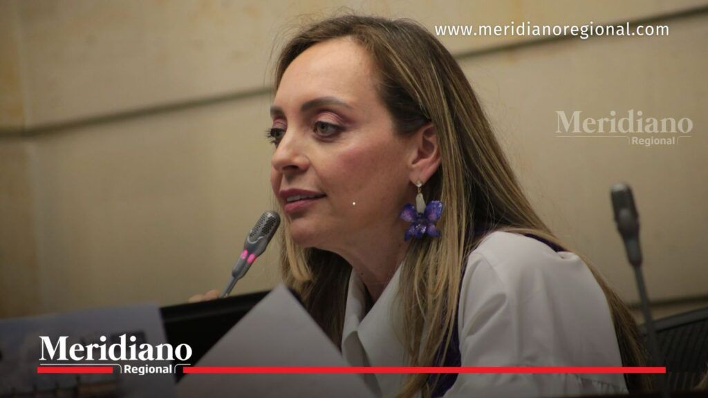 Senadora Ana Paola Agudelo durante su intervención en la Plenaria del Congreso de la República, criticando los mensajes discriminatorios emitidos desde la Presidencia hacia las mujeres.
