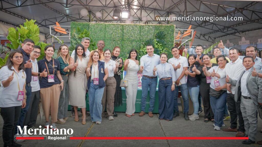 Grupo de autoridades del Cauca, encabezadas por el gobernador Octavio Guzmán, posan juntas en ExpoCauca 2026 en Popayán, mostrando apoyo al evento y a los emprendedores del departamento.