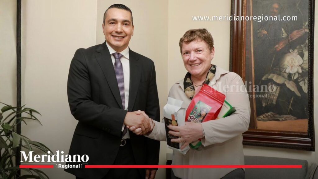 Gobernador del Cauca entrega café caucano a embajadora de Alemania - Meridiano Regional El gobernador del Cauca, Octavio Guzmán, estrecha la mano de la embajadora de Alemania, Martina Klumpp, quien sostiene café caucano durante un encuentro diplomático.