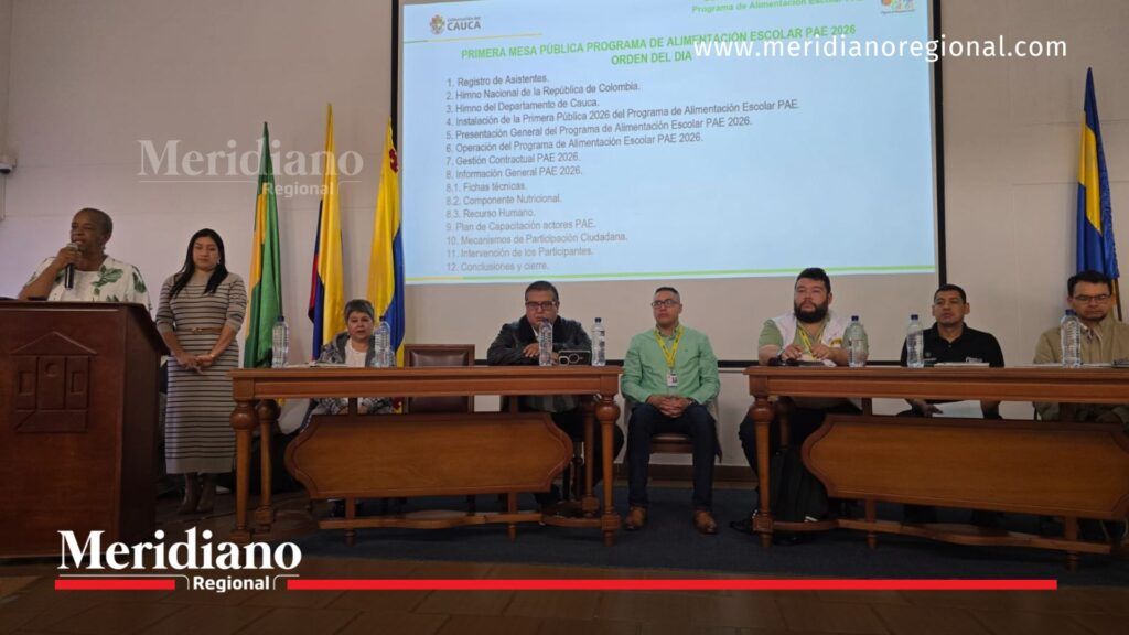 Funcionarios de la Secretaría de Educación y Cultura del Cauca lideran Mesa Pública del PAE con presentación del orden del día en auditorio.