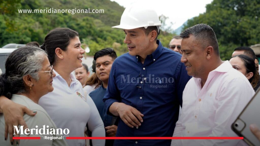 Gobernador Octavio Guzmán con casco de obra conversa con habitantes durante recorrido de obras en Suárez Cauca