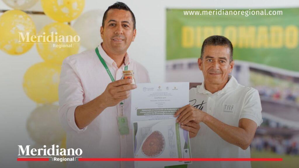 Ricardo Muñoz, contratista de la Secretaría de Agricultura del Cauca, entrega certificación del diplomado a un participante del proyecto Guardianes de Semillas Cauca durante jornada de clausura.