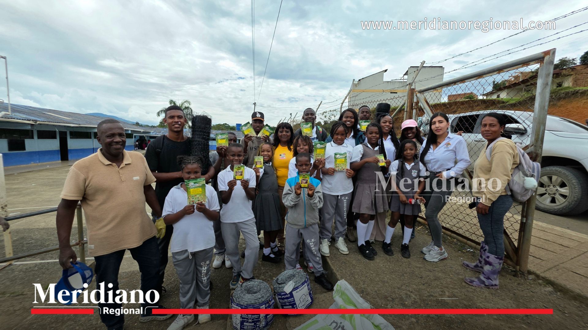 Estudiantes, docentes y representantes de la Secretaría de Infraestructura del Cauca participan en la entrega de insumos para huertas escolares en una institución rural de Buenos Aires, Cauca.