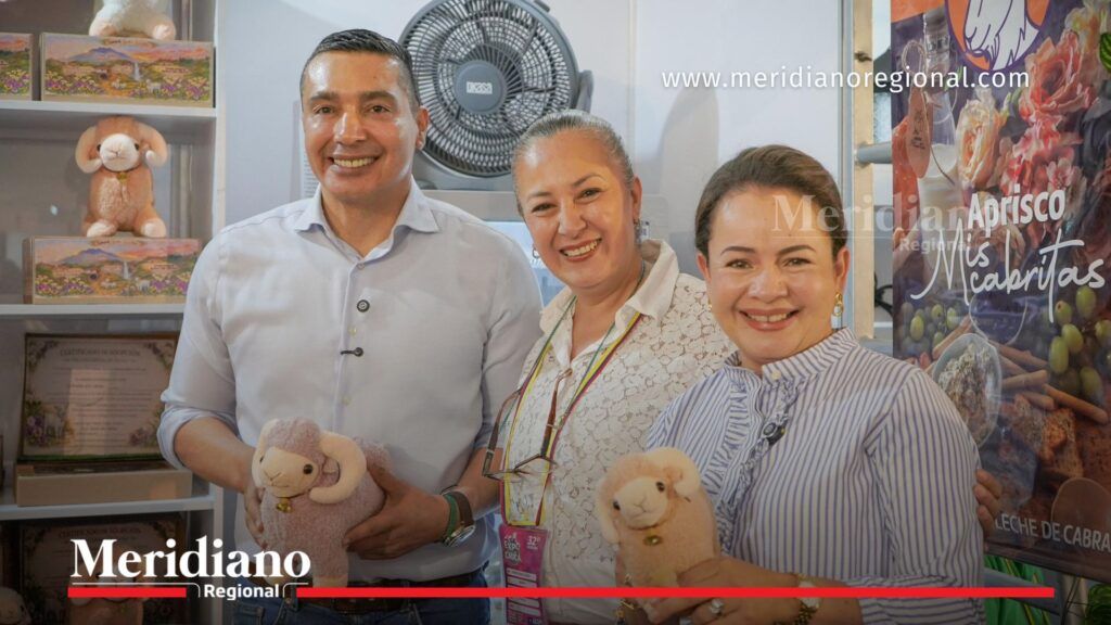 El gobernador Octavio Guzmán, la secretaria Elvia Rocío Cuenca y una expositora sonríen mientras posan con productos durante ExpoCauca en Popayán.