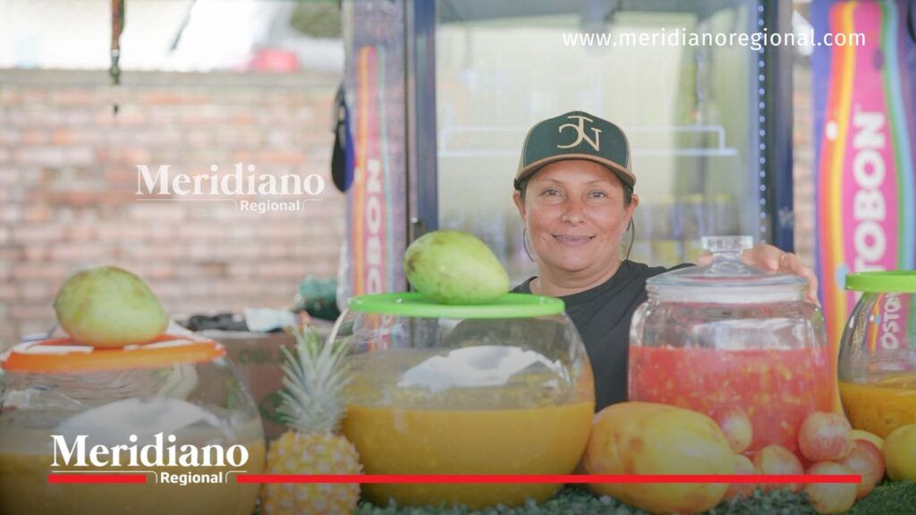 Semana Mayor en Popayán 2026 con emprendedora vendiendo jugos naturales en feria gastronómica que dinamizó el comercio local