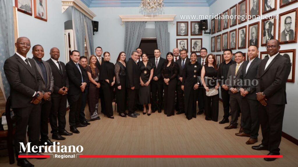 Asistentes al encuentro diplomático en la Gobernación del Cauca - Meridiano Regional Grupo de asistentes reunidos en la Gobernación del Cauca durante un encuentro diplomático con delegaciones internacionales.