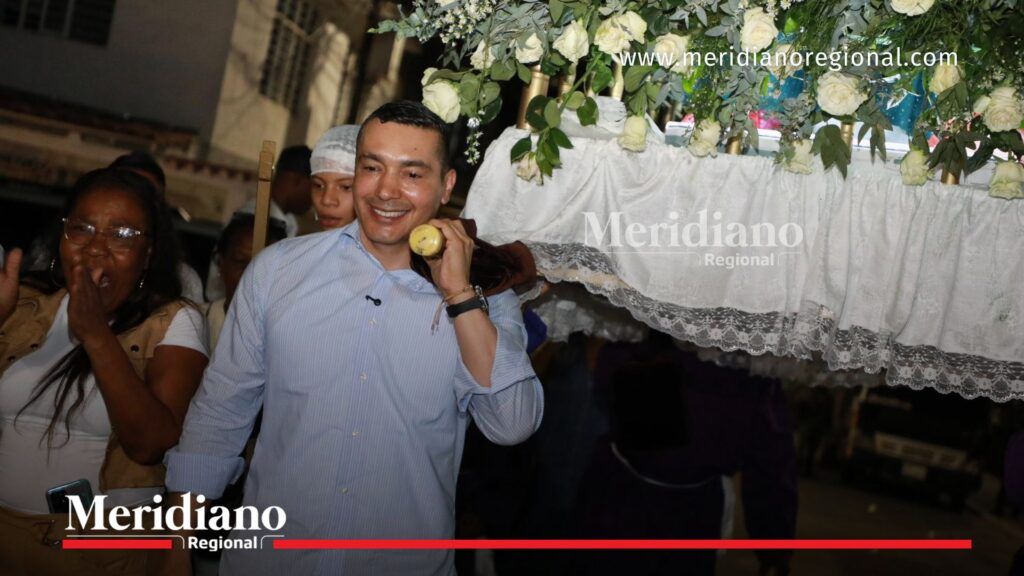 Gobernador del Cauca participa en procesión en Puerto Tejada - Meridiano Regional Gobernador del Cauca carga anda floral durante procesión religiosa en Puerto Tejada.