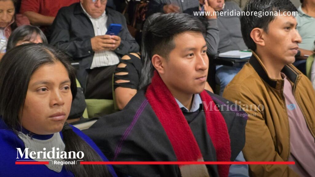 Asistentes indígenas participan en la Mesa Pública del PAE Cauca durante jornada de diálogo sobre alimentación escolar en el departamento.