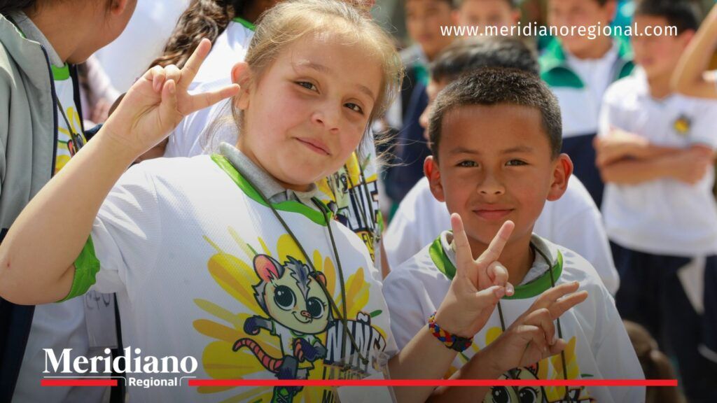 Dos niños sonríen durante jornada por la infancia sin violencia en Sotará Cauca