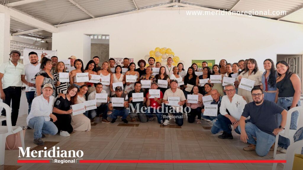 Participantes del diplomado Guardianes de Semillas Cauca posan con sus certificaciones durante la jornada de clausura junto a aliados institucionales y formadores del proyecto