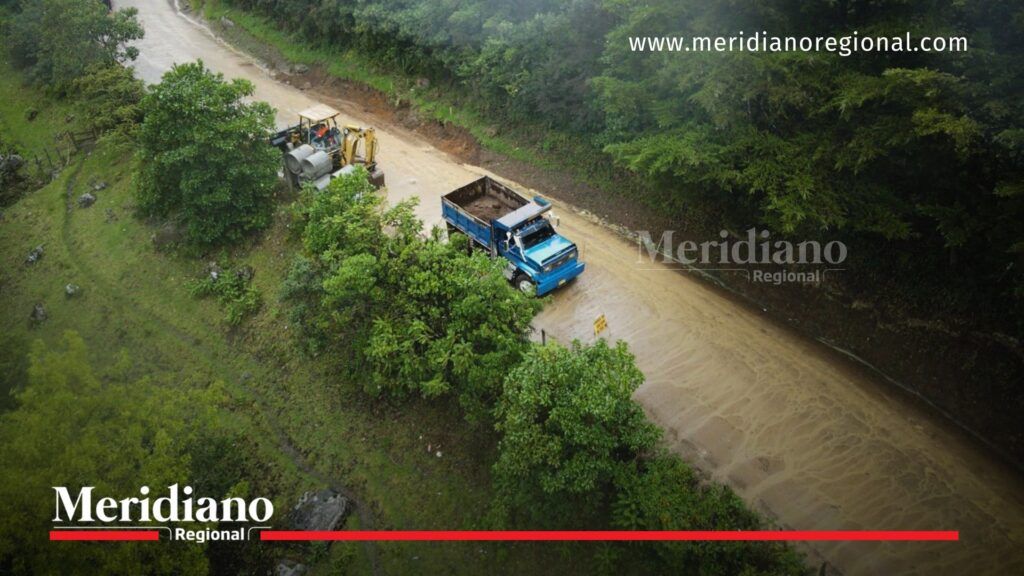 Maquinaria avanza en vía Silvia – Las Delicias - Meridiano Regional Maquinaria y volqueta transitan por la vía Silvia Las Delicias en obras de pavimentación en zona rural del Cauca.