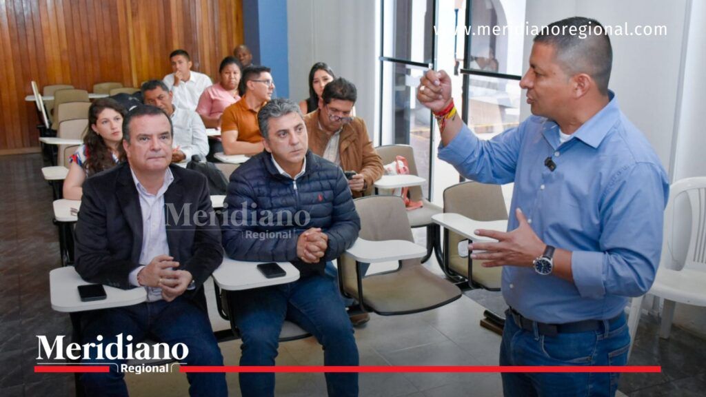 Reunión en Popayán con alcalde y funcionarios durante socialización del proyecto PTAR Popayán en un salón con asistentes escuchando la presentación.