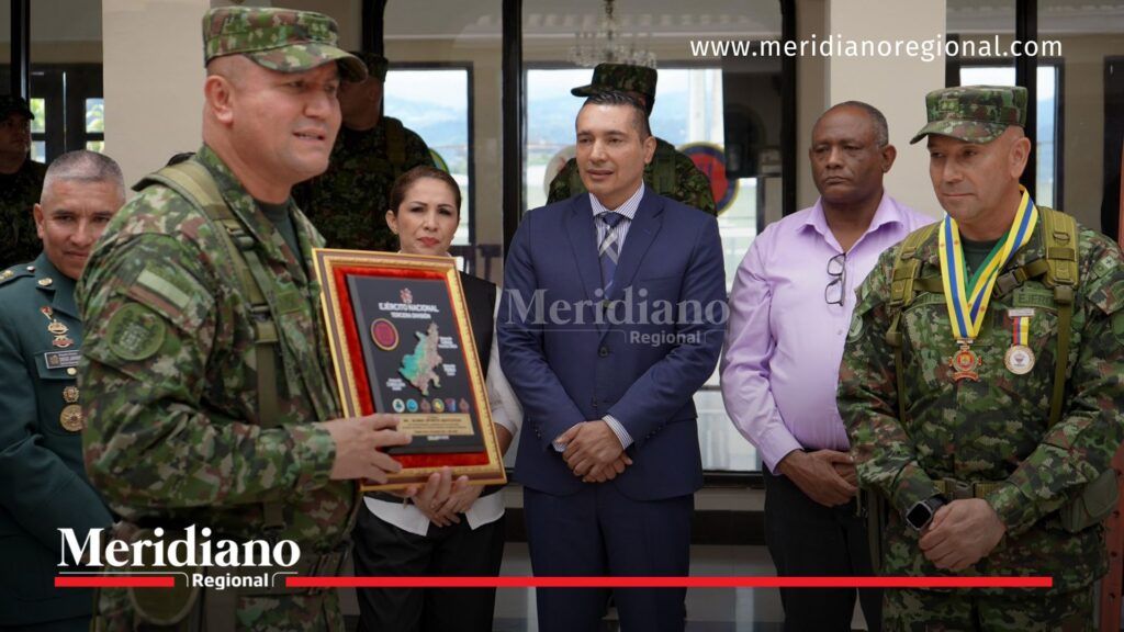 Gobernador del Cauca condecora a general Alirio Aponte en ceremonia de cambio de mando de la Brigada 29 en Popayán junto a Diego Jaramillo.