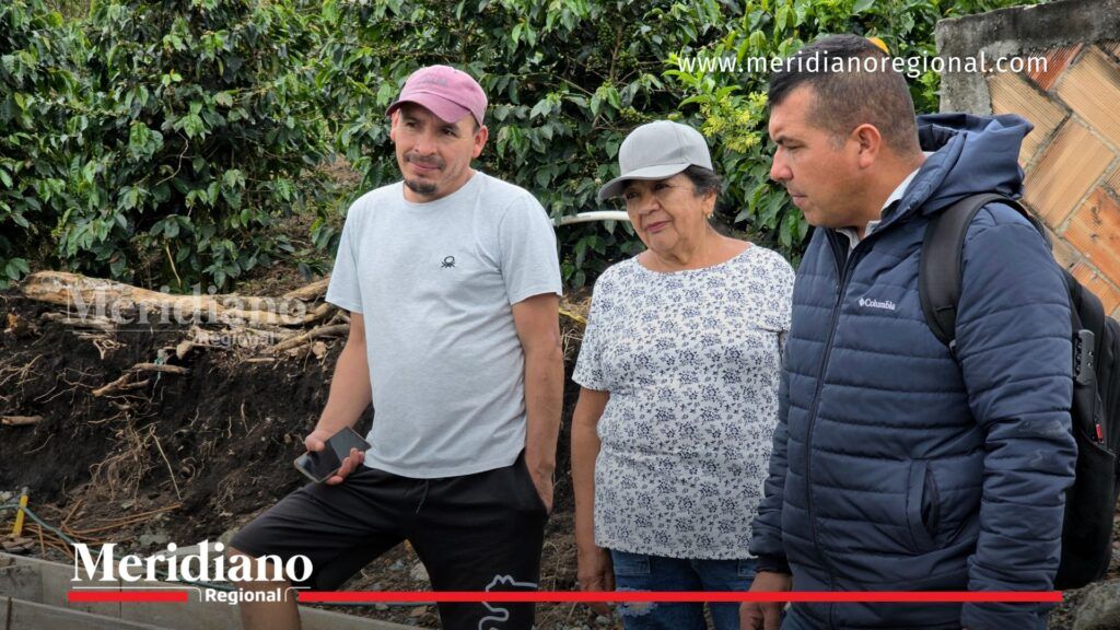 Habitantes de El Hato destacan impacto de placa huella en Timbío - Meridiano Regional Carlos Armero, Sandra Mosquera y Diego Muñoz en zona de construcción de placa huella en Timbío.