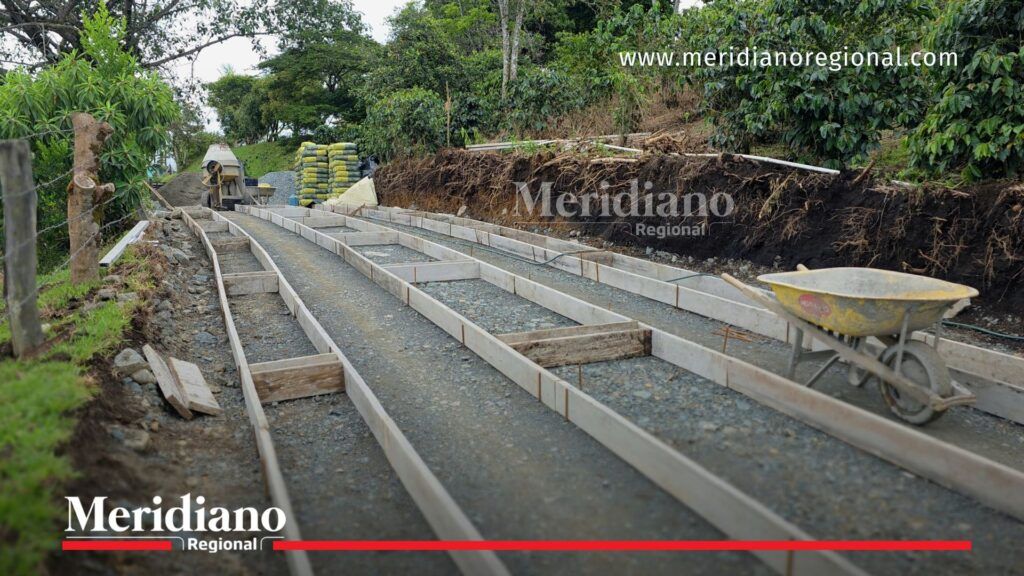 Construcción de placa huella en vereda El Hato, Timbío - Meridiano Regional Obra de placa huella en construcción en zona rural de Timbío con materiales y estructura vial en proceso.