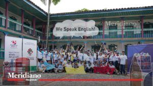 Grupo de docentes del Cauca participando en el programa Cauca Speak English durante una jornada de formación en el Quindío, reunidos en el patio de una casa tradicional con mensaje “We Speak English”.