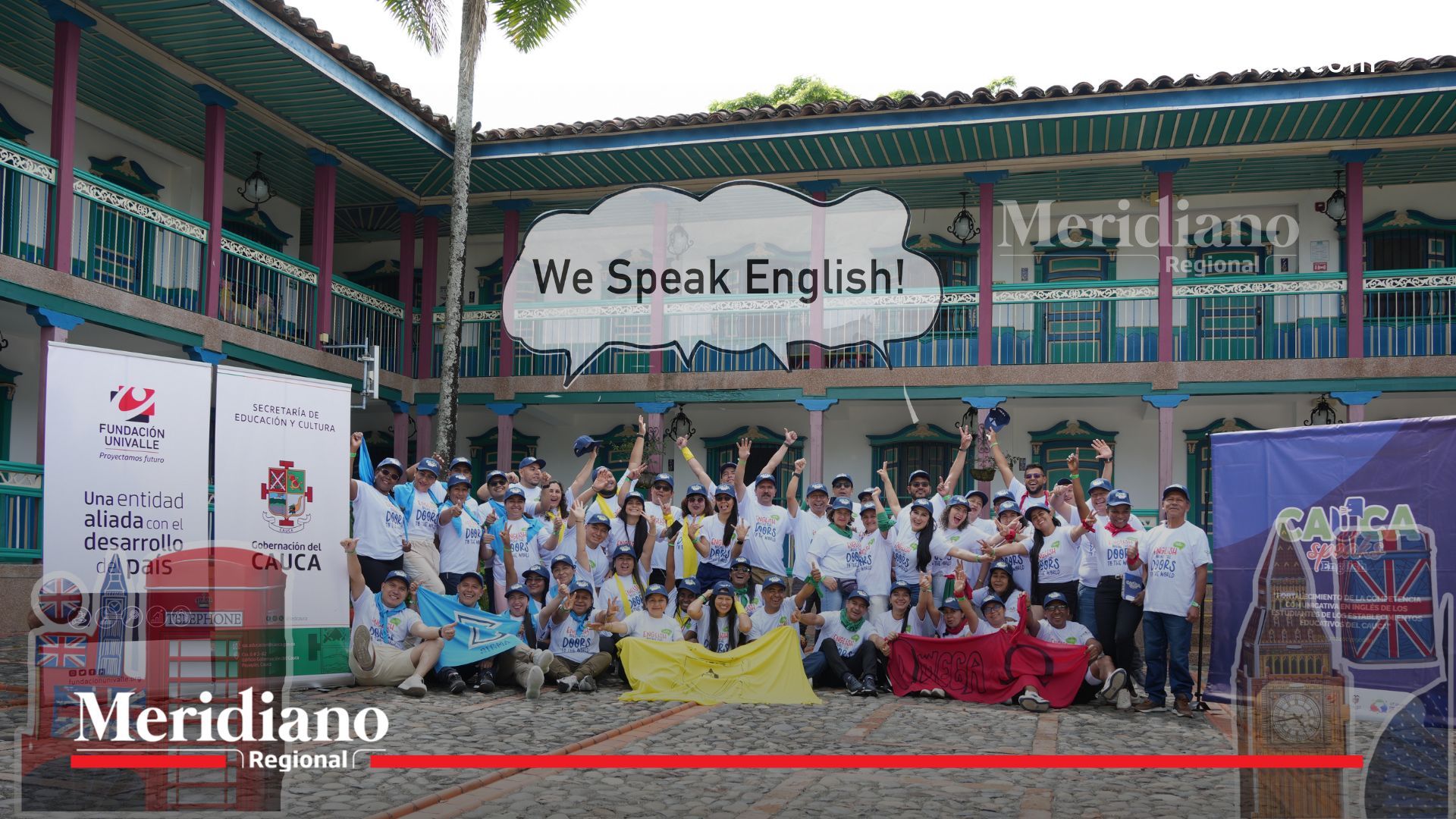 Grupo de docentes del Cauca participando en el programa Cauca Speak English durante una jornada de formación en el Quindío, reunidos en el patio de una casa tradicional con mensaje “We Speak English”.