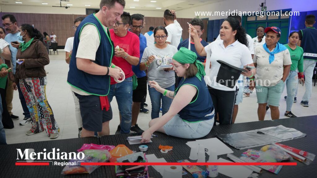 Docentes del Cauca realizando actividades prácticas durante el programa Cauca Speak English, utilizando materiales didácticos como sombreros y elementos lúdicos en una jornada de formación.