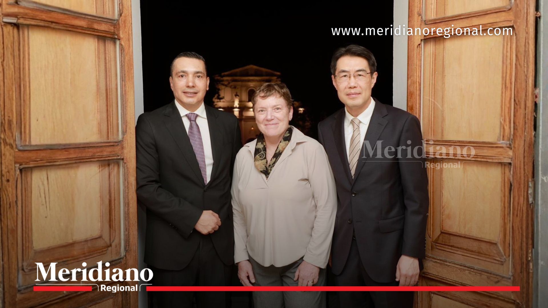 El gobernador del Cauca, Octavio Guzmán, junto a los embajadores de Alemania y China, durante el encuentro diplomático Cauca, con una iglesia de Popayán al fondo en la noche de Viernes Santo, en medio de la agenda cultural y religiosa de la ciudad.