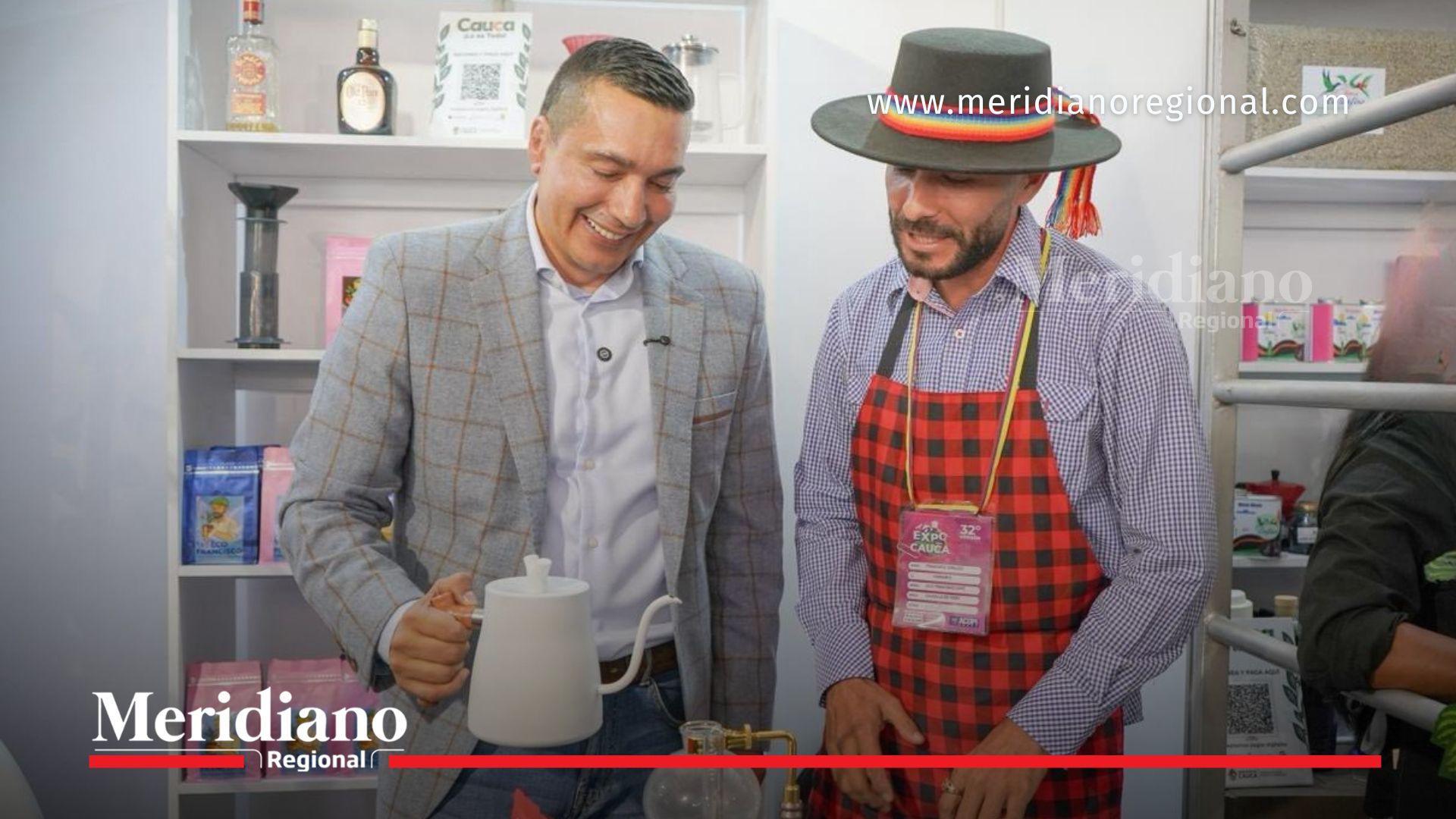 El gobernador del Cauca, Octavio Guzmán, interactúa con un expositor durante ExpoCauca 2026, conociendo de cerca los productos y procesos que impulsan la economía regional.