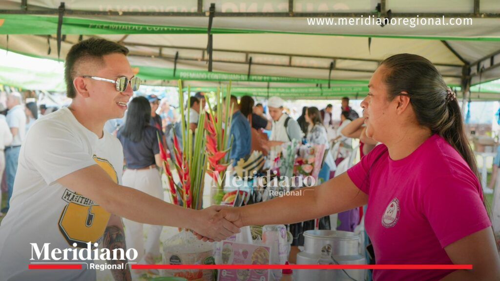 Interacción entre emprendedores durante muestra productiva en rendición de cuentas Cauca