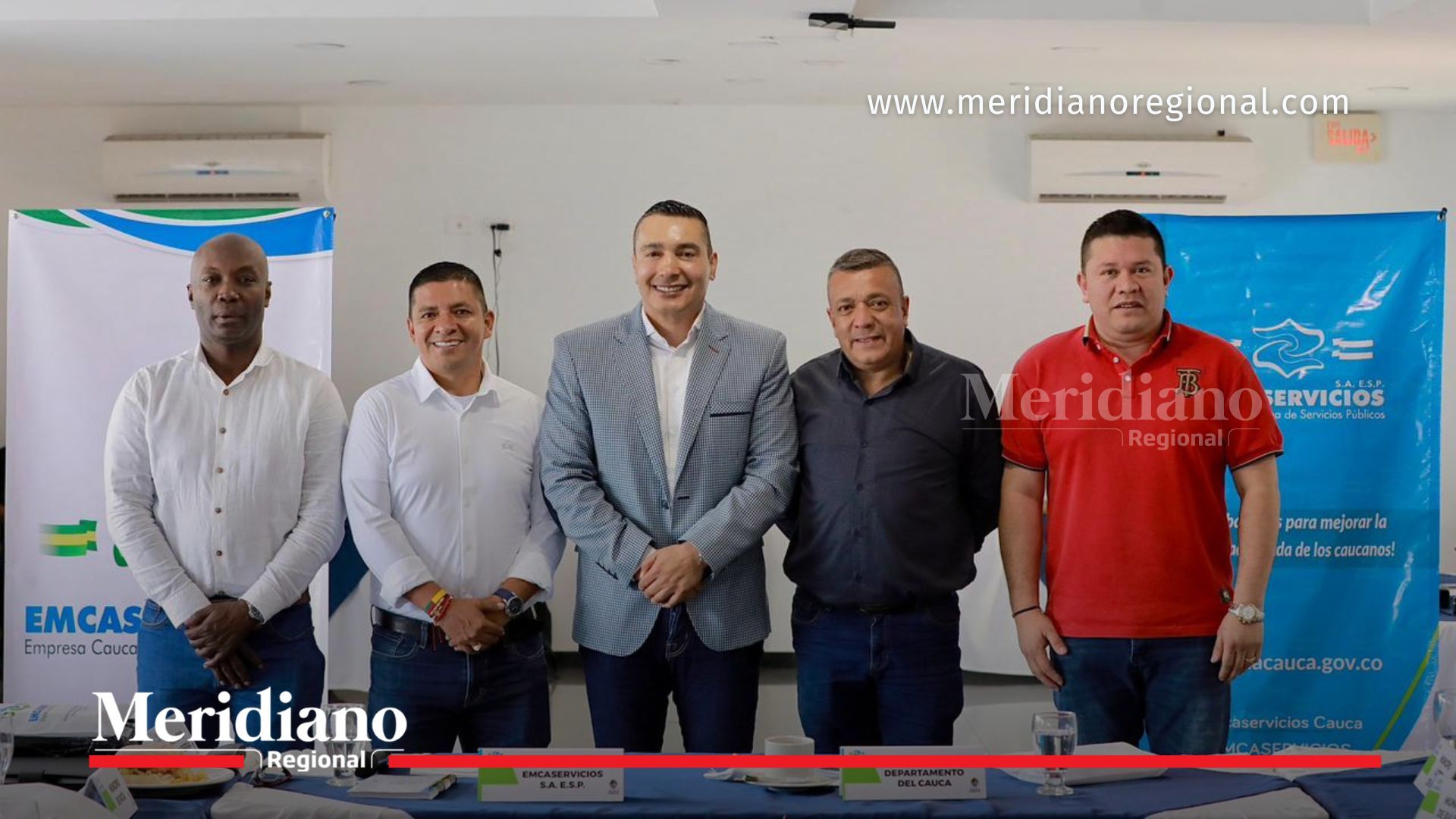 El gobernador del Cauca, Octavio Guzmán, junto a los alcaldes de Silvia, Guachené y Puracé tras su elección como representantes ante la junta directiva de Emcaservicios S.A. E.S.P., en una jornada clave para definir inversiones en servicios públicos.