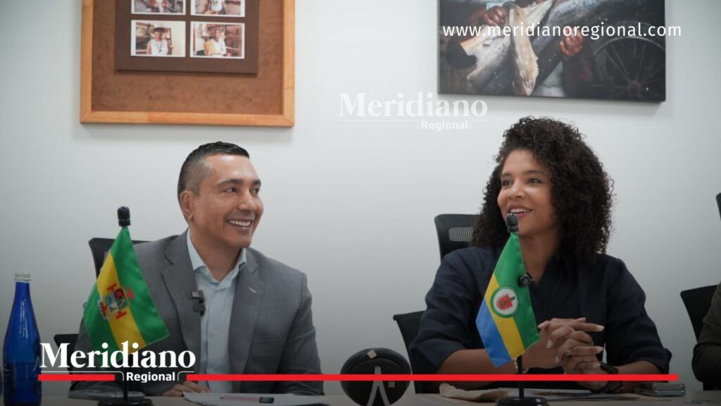 Gobernador del Cauca, Jorge Octavio Guzmán, y la gobernadora del Chocó, Nubia Carolina Córdoba Curí, durante reunión de la RAP Pacífico con símbolos culturales de la región al fondo.