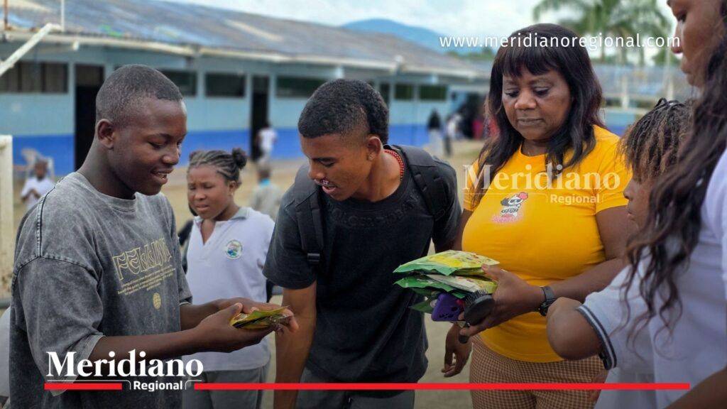 Entrega de semillas e insumos agrícolas a estudiantes en huertas escolares en Buenos Aires Cauca dentro de una institución educativa rural.