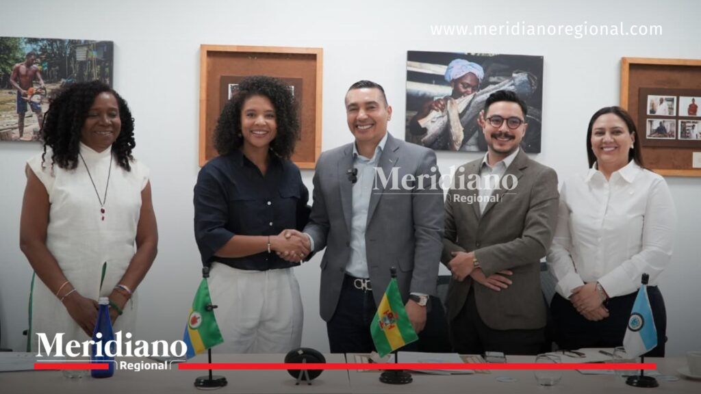 Gobernador del Cauca, Jorge Octavio Guzmán, y gobernadora del Chocó, Nubia Carolina Córdoba Curí, estrechan manos durante reunión de la RAP Pacífico junto a otros asistentes.