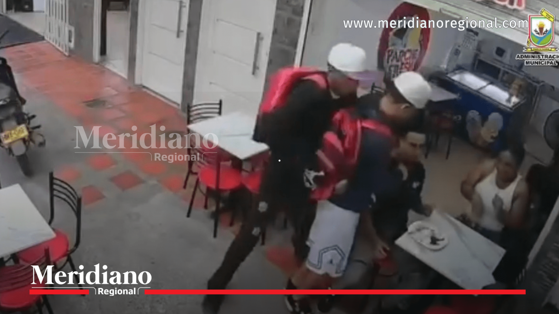 Momento en que delincuentes cometen un hurto en un local comercial de Puerto Tejada antes de ser capturados.