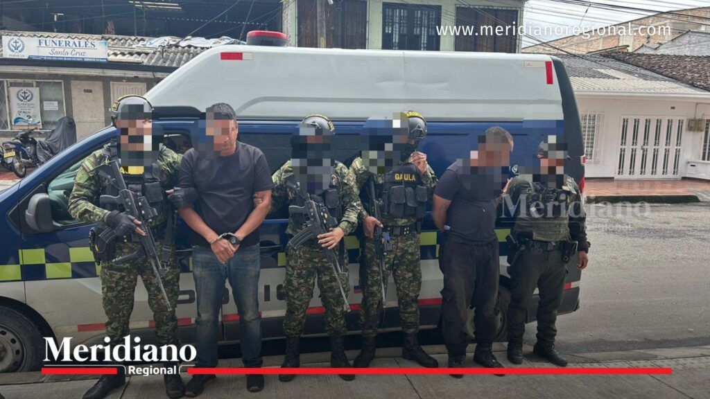 Capturados en operativo del Ejército contra secuestro en Popayán - Meridiano Regional Integrantes del Gaula Militar y Policía Nacional custodian a dos capturados frente a un vehículo oficial en Popayán durante operativo contra el secuestro.