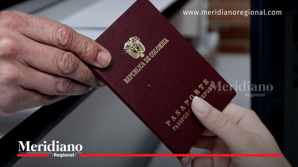 nuevo pasaporte en Colombia siendo entregado a ciudadano con documento oficial colombiano en proceso de trámite